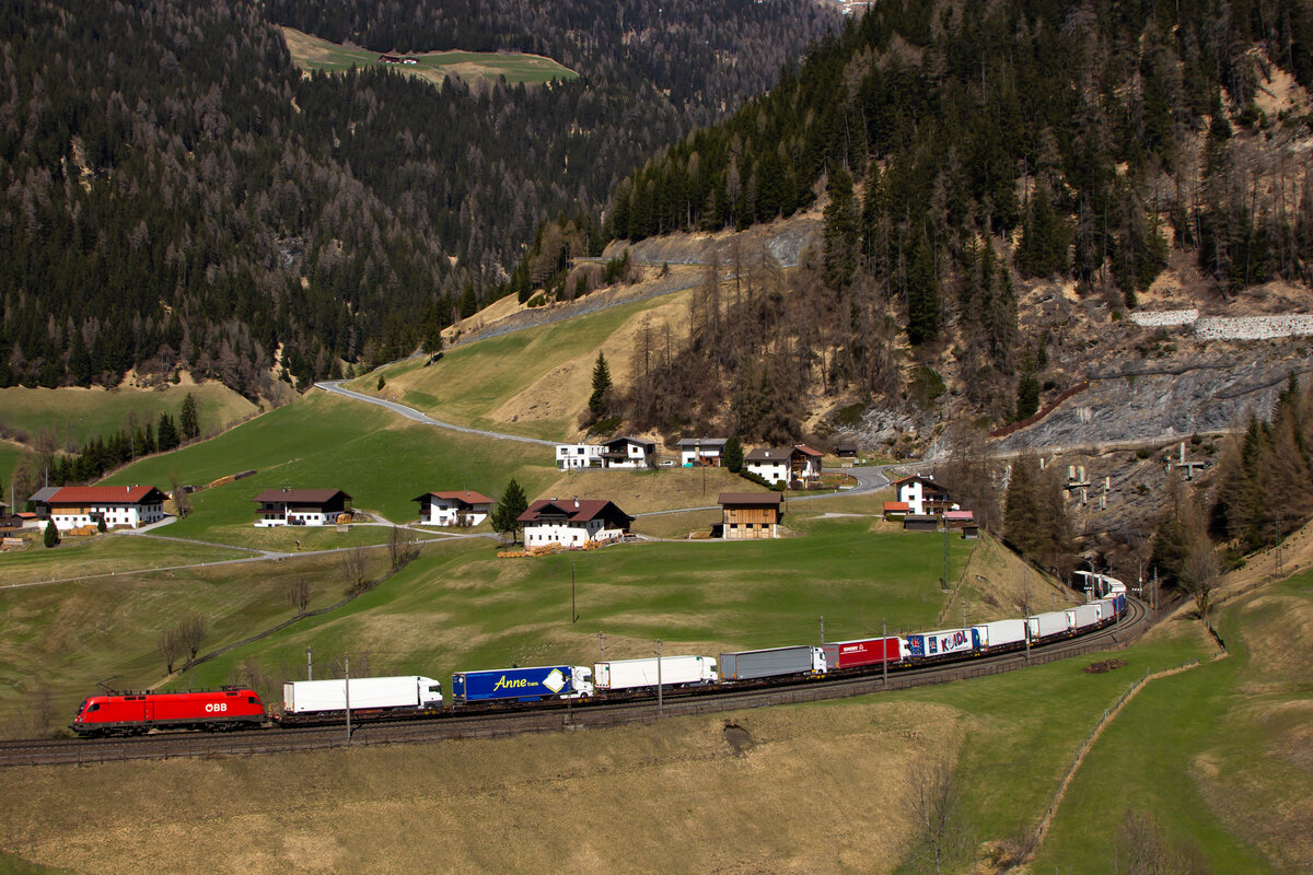 1116 059-7 mit ihrer RoLa gen Brenner bei St. Jodok. 14.4.22