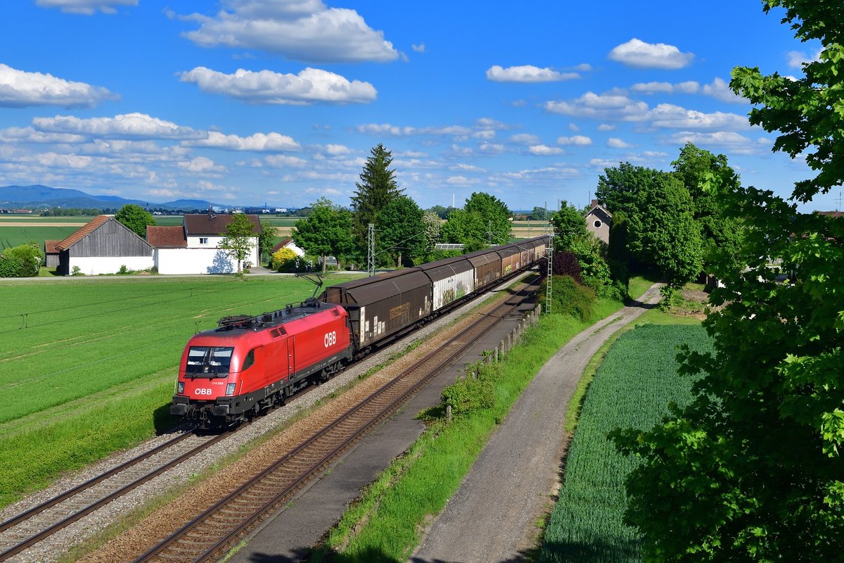 1116 059 mit einem Güterzug am 17.05.2019 bei Stephansposching.