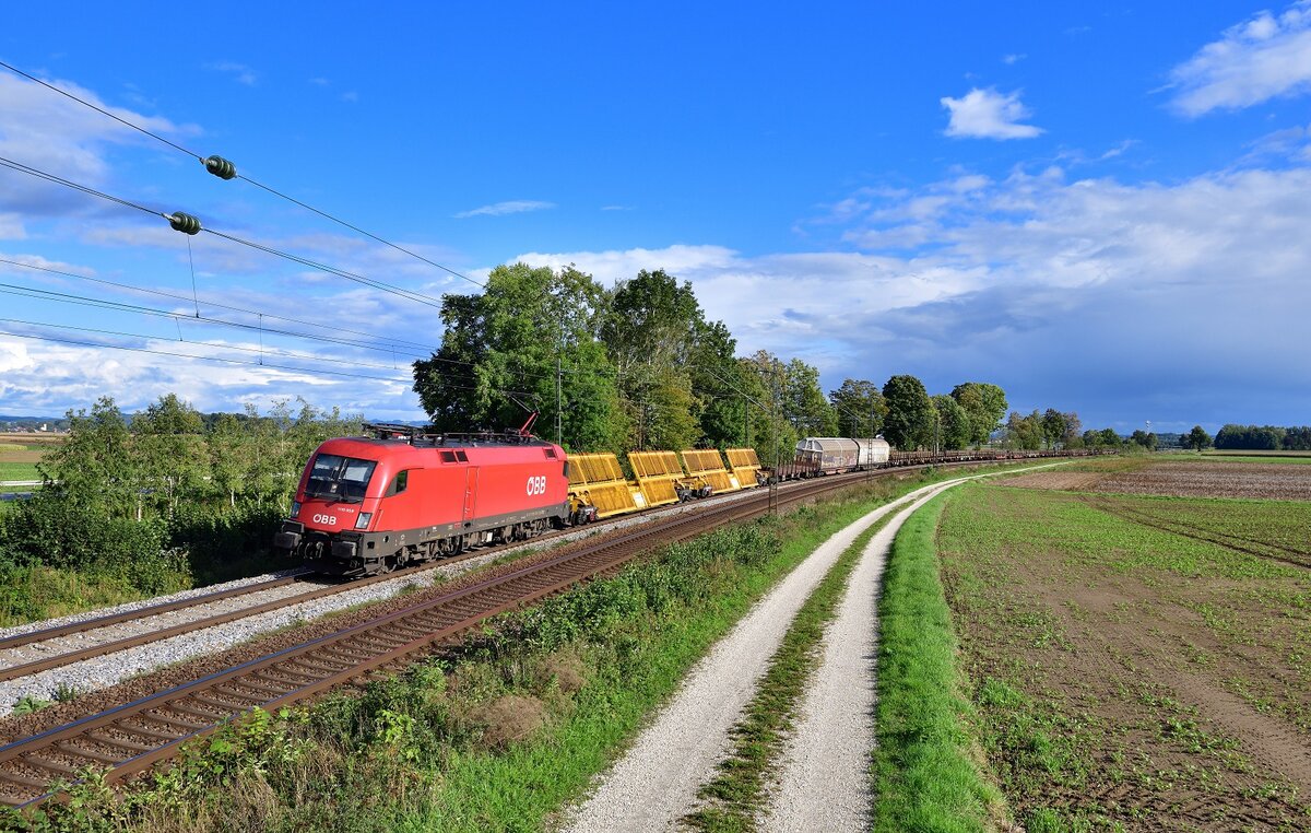 1116 059 mit einem Güterzug am 20.09.2022 bei Langenisarhofen.