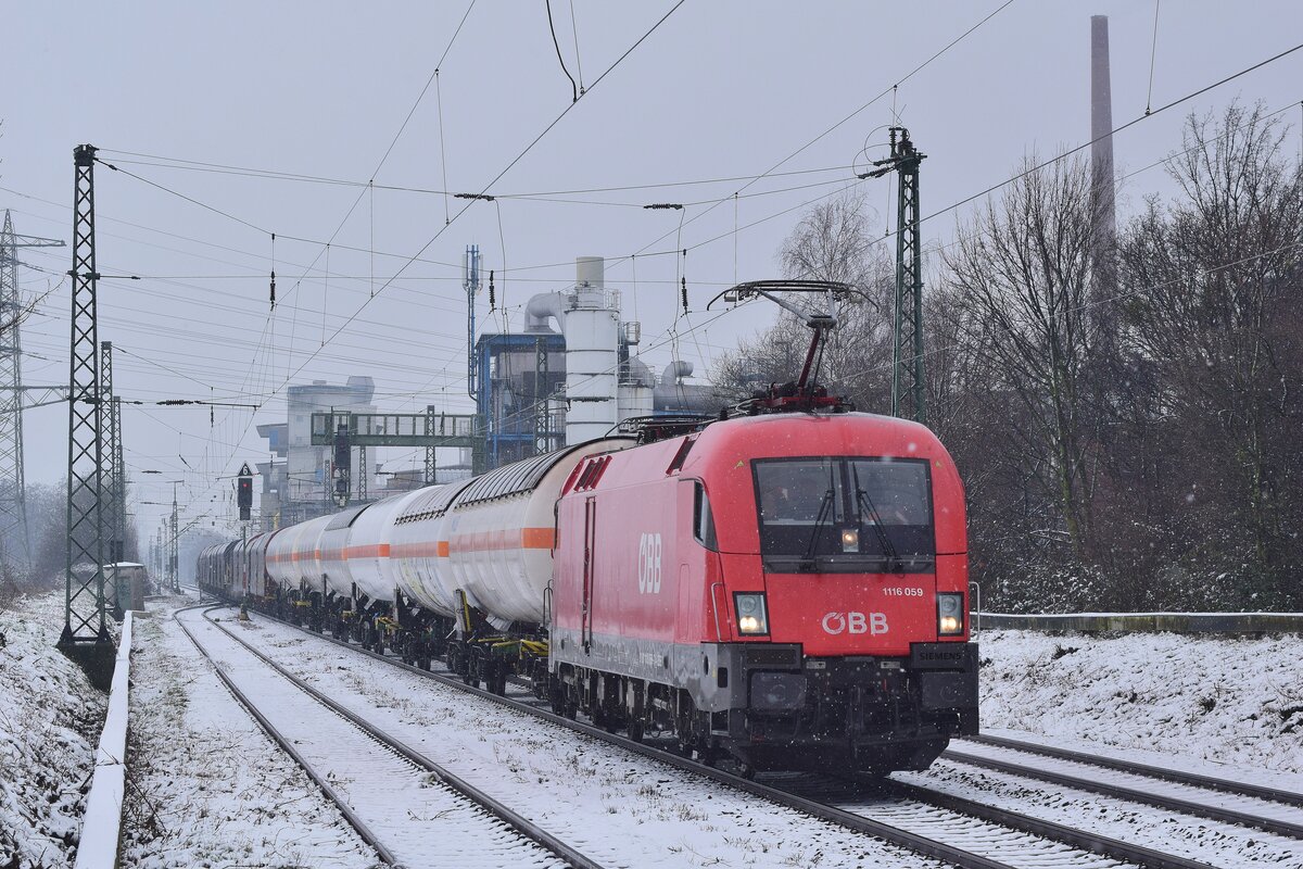 1116 059 der ÖBB rauscht mit einem Kesselwagenzug durch Erftwerk in Richtung Grevenbroich.

Grevenbroich 08.03.2023