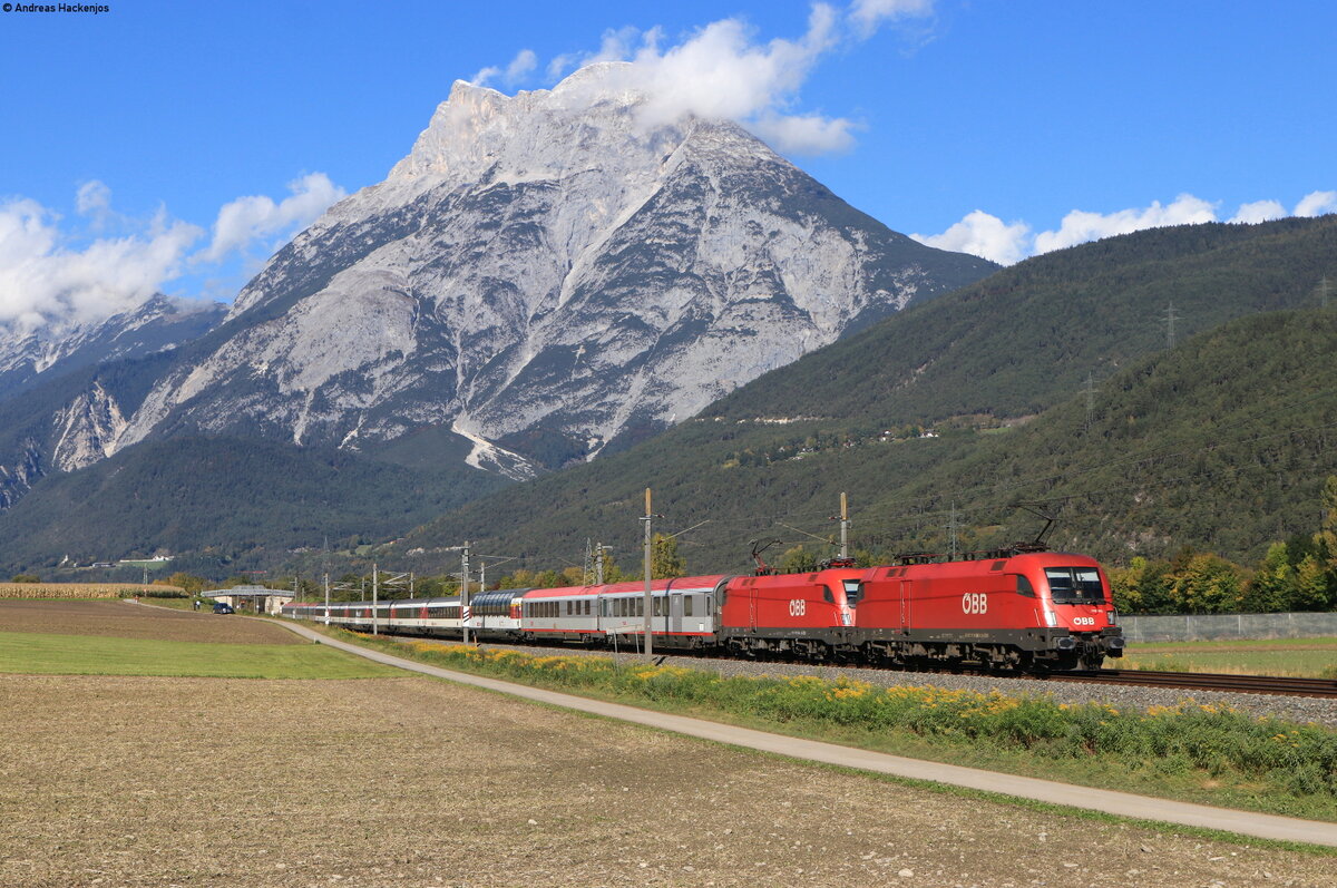 1116 060 und 1116 142 mit dem EC 163  Transalpin  (Zürich HB-Graz Hbf) bei Flaurling 16.10.21