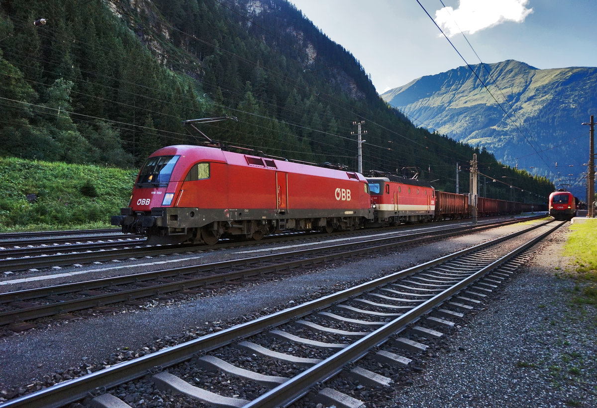 1116 060-5 und 1144 248-2 fahren mit einem leeren Kohlezug, bestehend aus Wagons von HŽ-Cargo, durch den bahnhof Böckstein.
Aufgenommen am 7.8.2016.