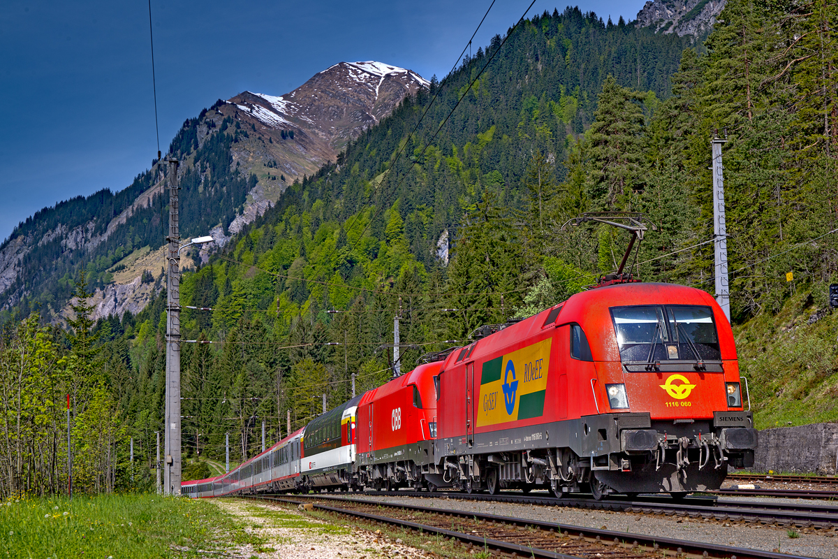1116 060 mit einer Schwesterlok fährt mit dem EC 164 von Zürich HB nach Graz Hbf bei Wald a/A vorüber.Bild vom 13.5.2015