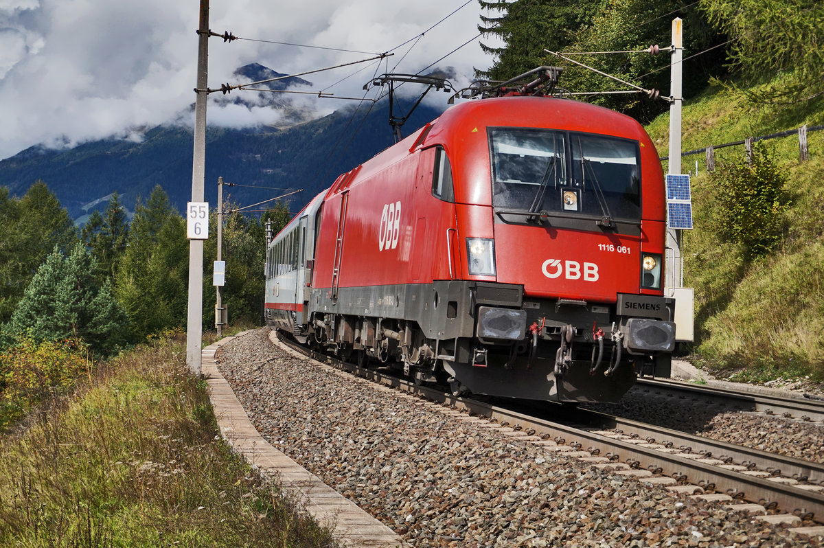 1116 061-3 fährt mit dem EC 111 (München Hbf - Klagenfurt Hbf) bei der Haltestelle Oberfalkenstein vorüber.
Aufgenommen am 18.9.2016.