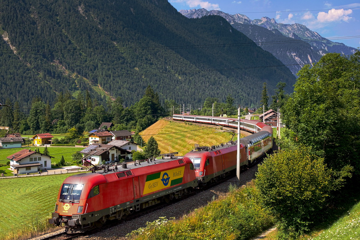 1116 063-9 und 1116 078 fahren mit dem EC 163 von Zürich HB nach Graz durch den Brazer Bogen hoch.Bild vom 22.7.2015