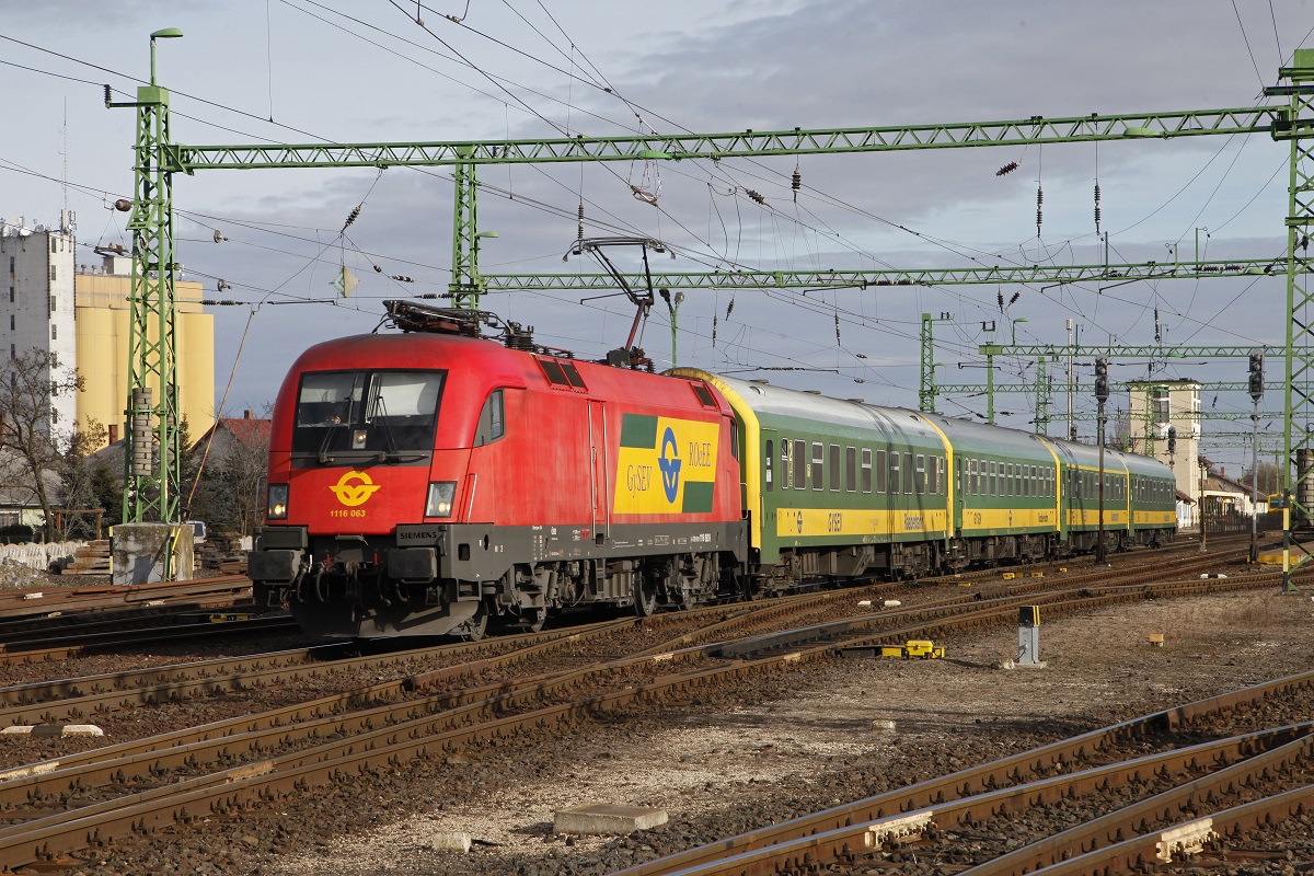 1116 063 fährt am 12.01.2015 mit einem Reisezug aus dem Bahnhof Csorna aus.