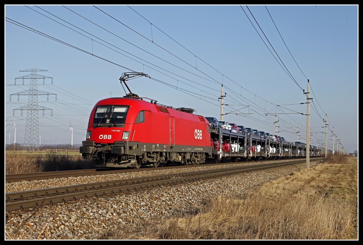 1116 063 mit Güterzug bei Götzendorf am 5.02.2019.