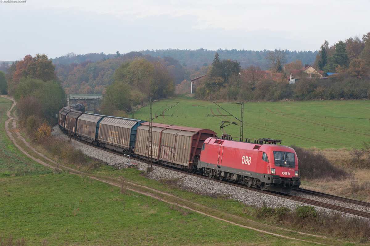 1116 063 der ÖBB mit einem Autotransportzug Richtung Regensburg bei Edlhausen, 04.11.2016