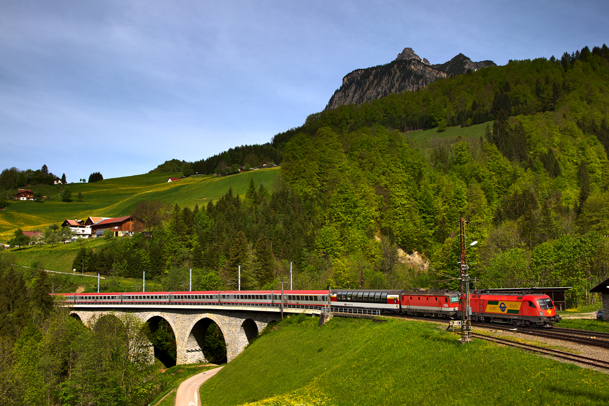 1116 064-7 und die 1144 073-4 fahren mit dem EC 163 von Zürich HB nach Graz Hbf über die Schmiedtobelbrücke in Dalaas.Bild vom 12.5.2015
