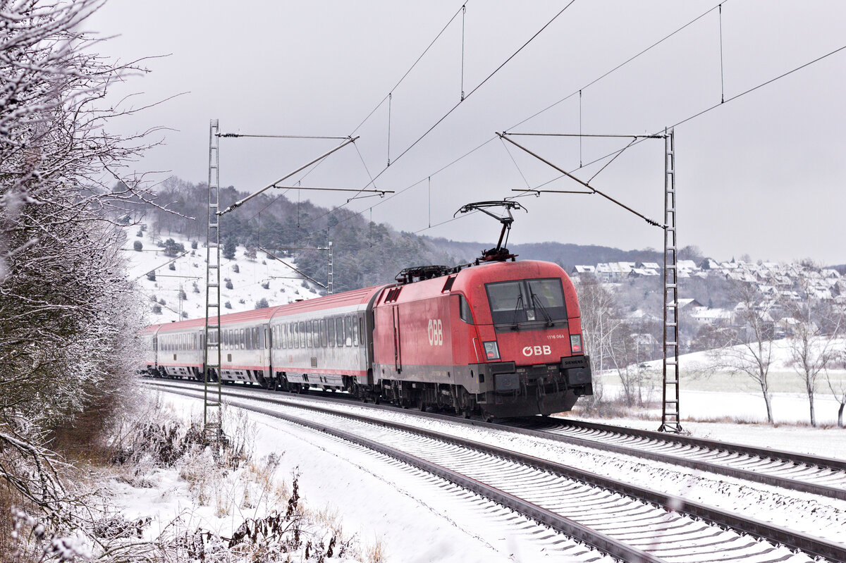 1116 064 mit EC113 Frankfurt-Klagenfurt am 11.12.2021 bei Urspring. Vorne zieht 1116 258.