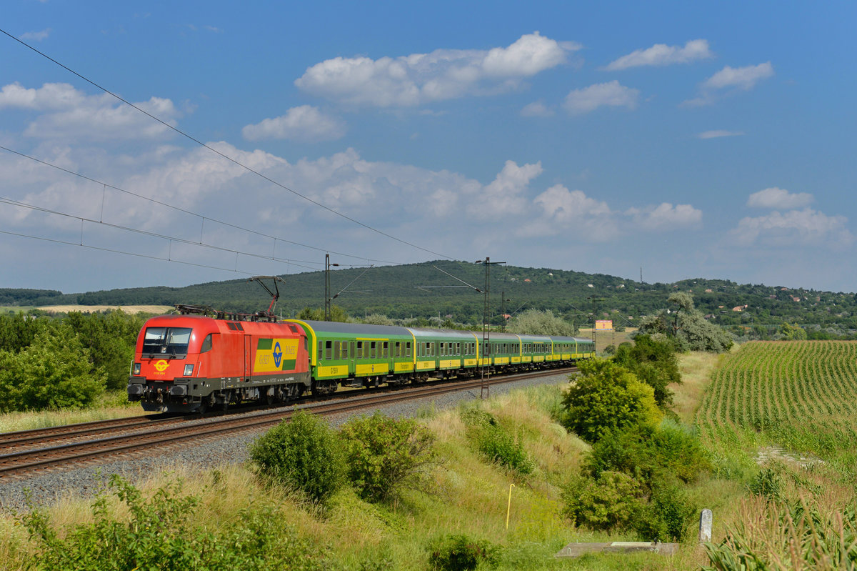 1116 064 mit einem D nach Sopron am 27.07.2013 bei Biatorbágy. 