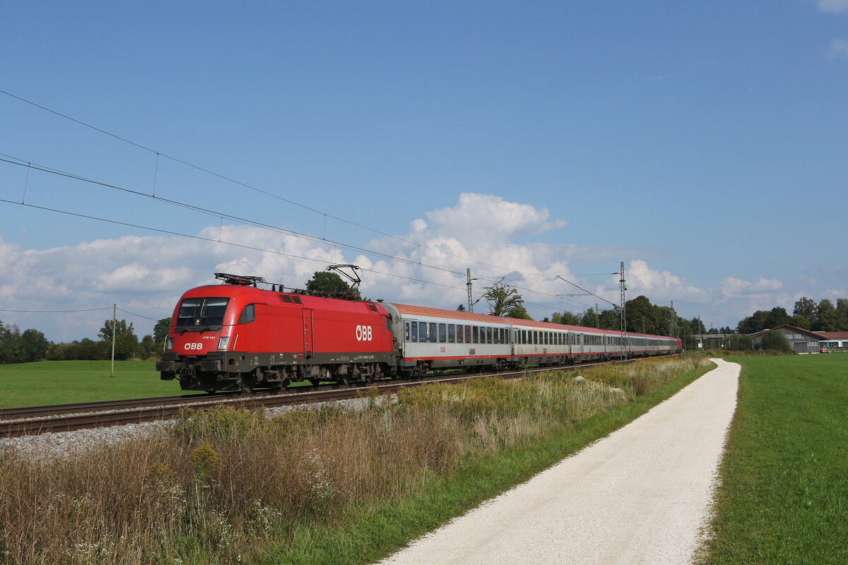 1116 064 mit einem  EC  aus Salzburg kommend am 27. September 2021 bei Übersee am Chiemsee.