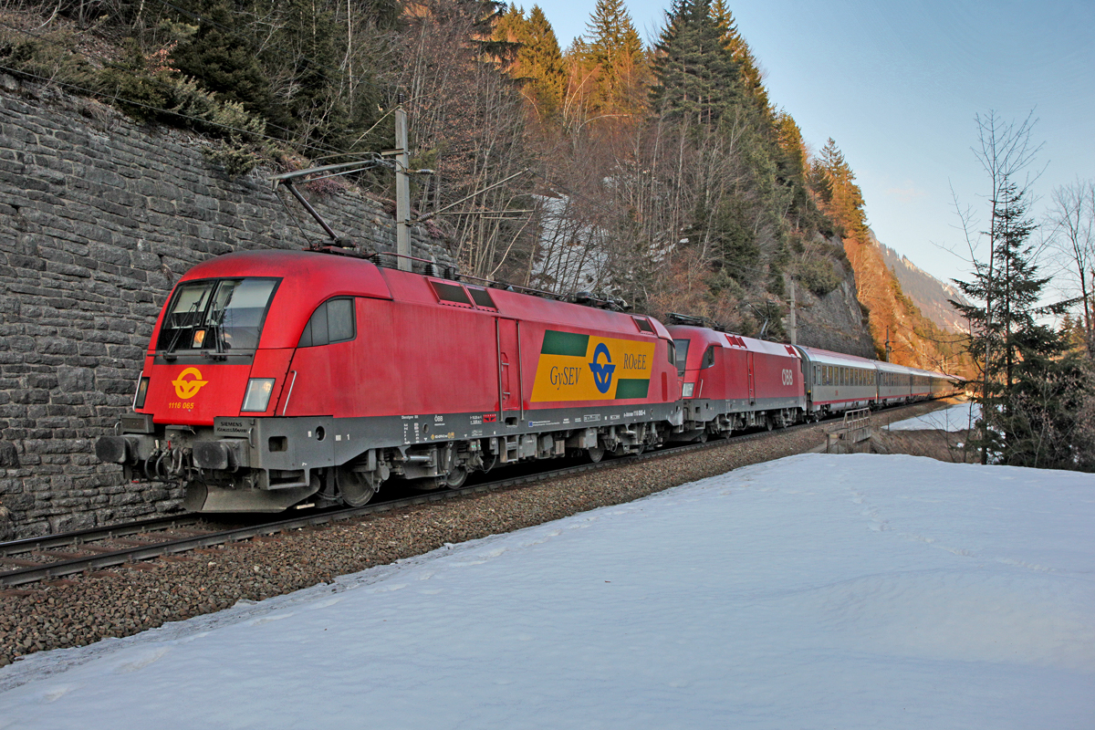 1116 065, 1116 xxx fahren abends den 13.3.2015 mit dem EC aus Graz nach Zürich HB talwärts den Arlberg hinunter.Bild aus Wald am Arlberg