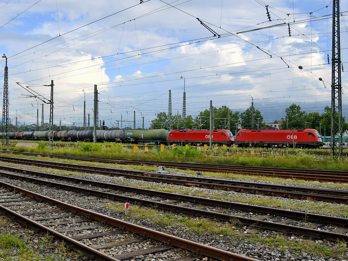 1116 066-2 & 166-0 zogen Mitte August 2020 einen Kesselzug durch Freilassing.