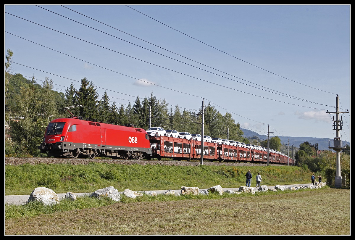 1116 066 zieht am 20.09.2019 einen langen Autozug bei Kapfenberg durchs Mürztal.