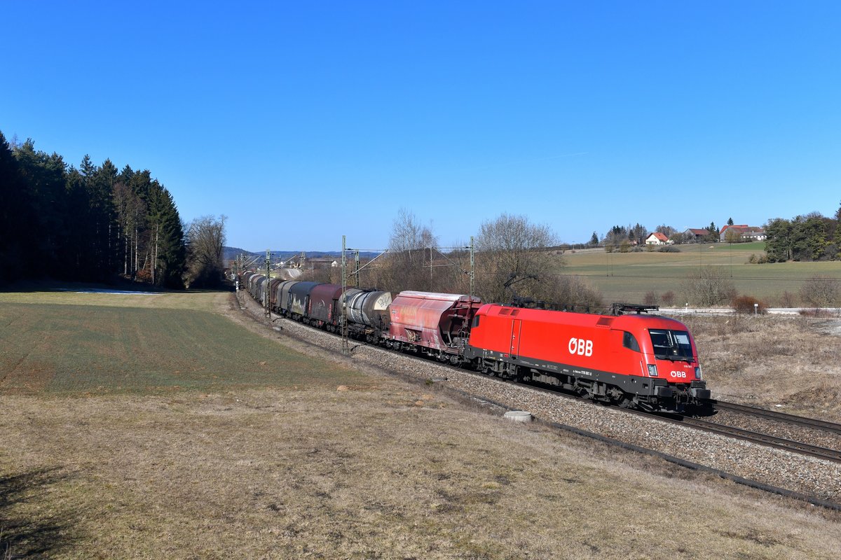 1116 067 mit einem Güterzug am 27.02.2019 bei Sinngrün. 