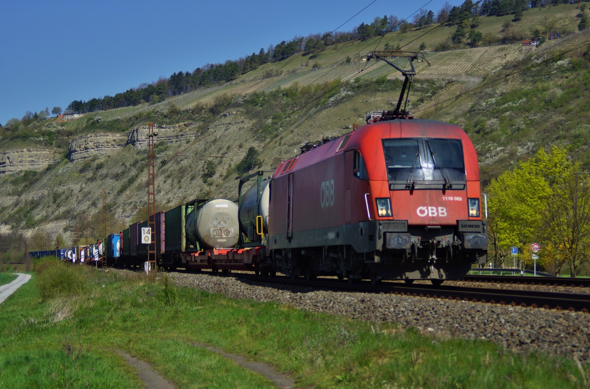 1116 069 von ÖBB fährt mit einen Containerzug in Richtung Süden am 15.04.15 bei Thüngersheim.