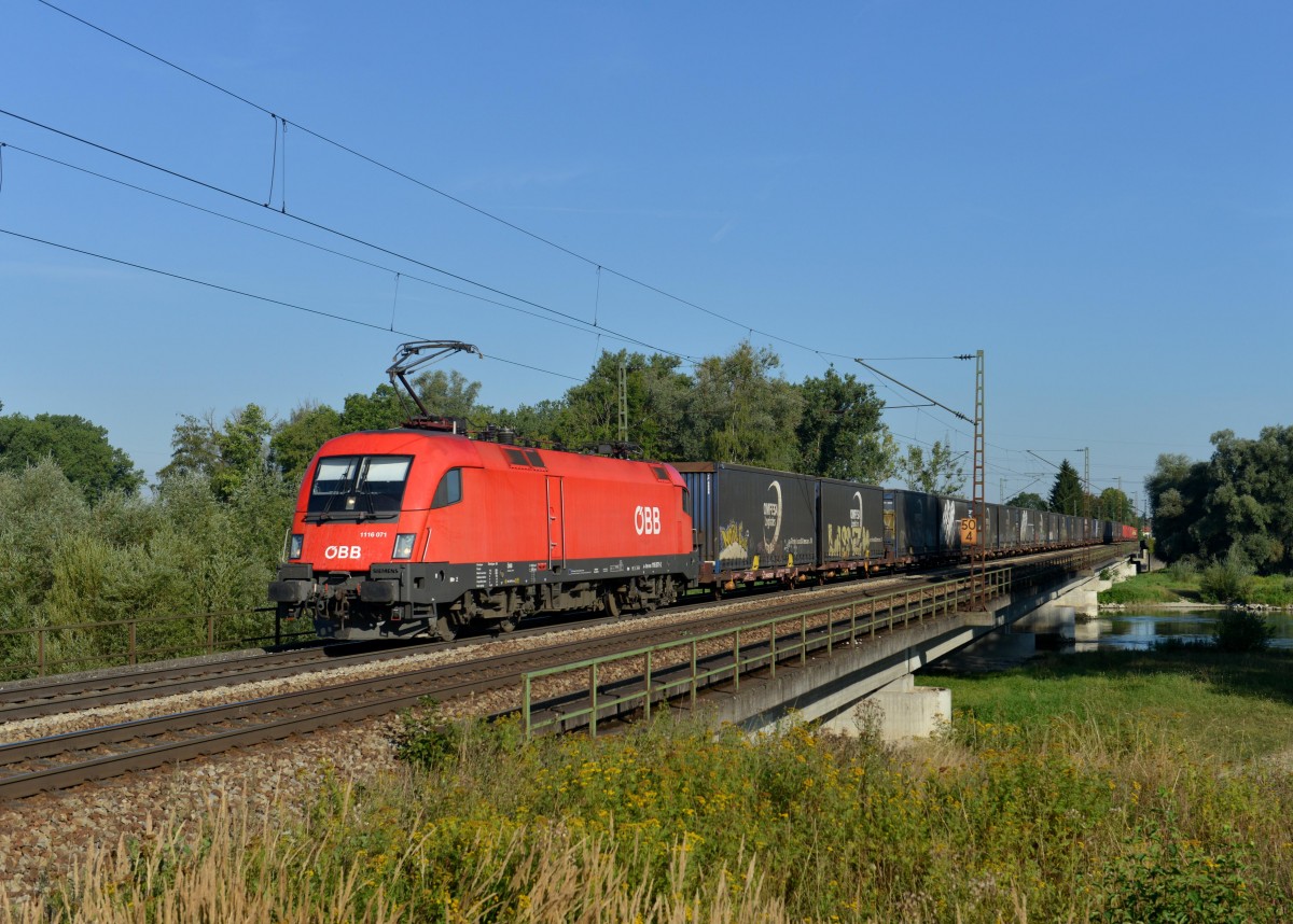 1116 071 mit dem Omfesa-Containerzug am 17.08.2013 auf der Isarbrcke bei Plattling.