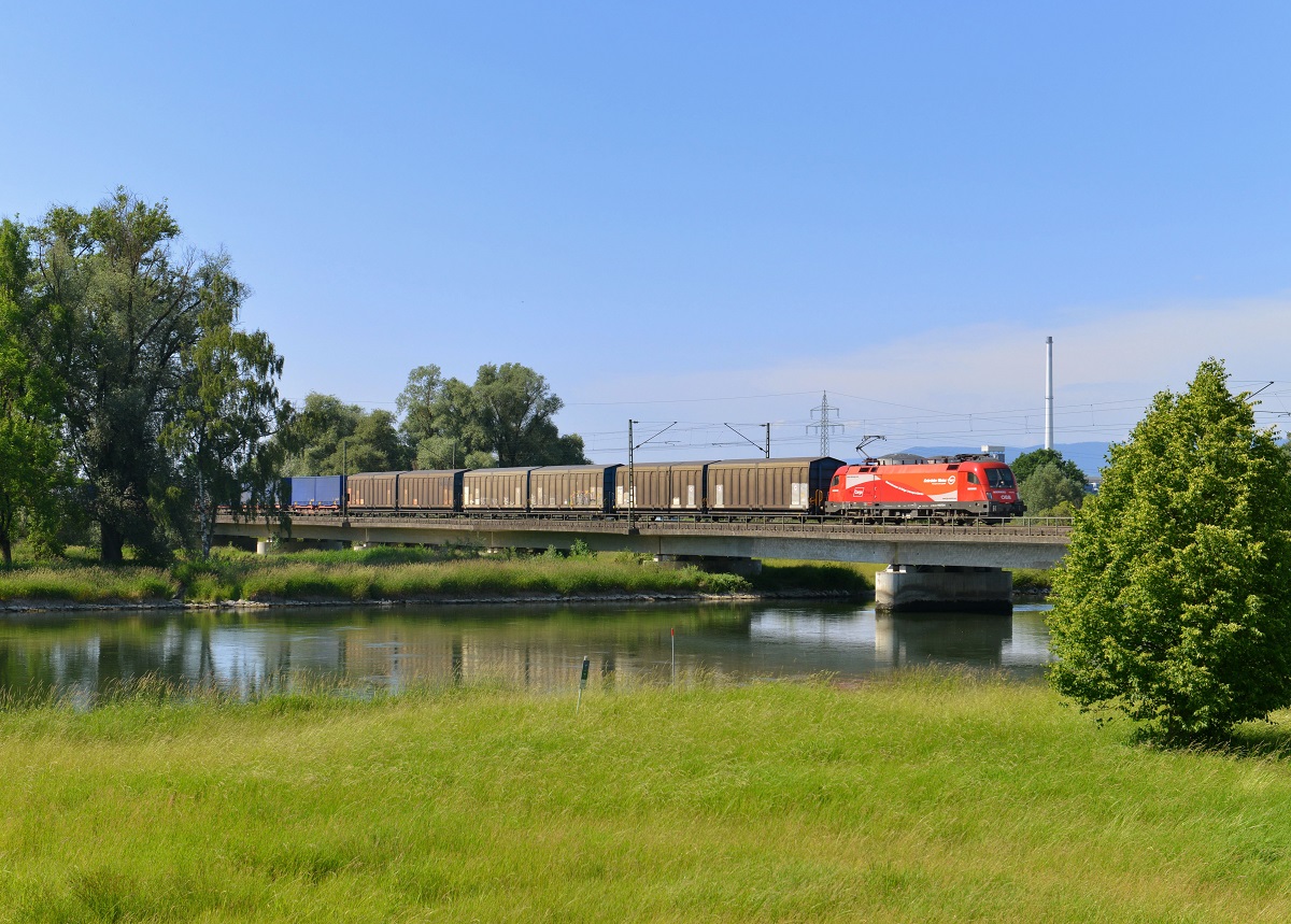 1116 072 mit dem Mercedeszug am 11.06.2014 auf der Isarbrücke bei Plattling.