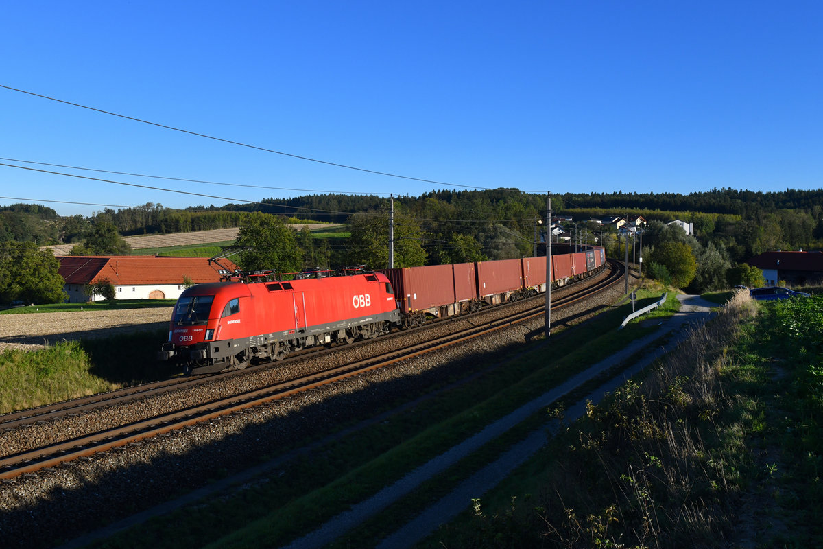 1116 072 mit einem Containerzug am 27.09.2018 bei Haiding. 