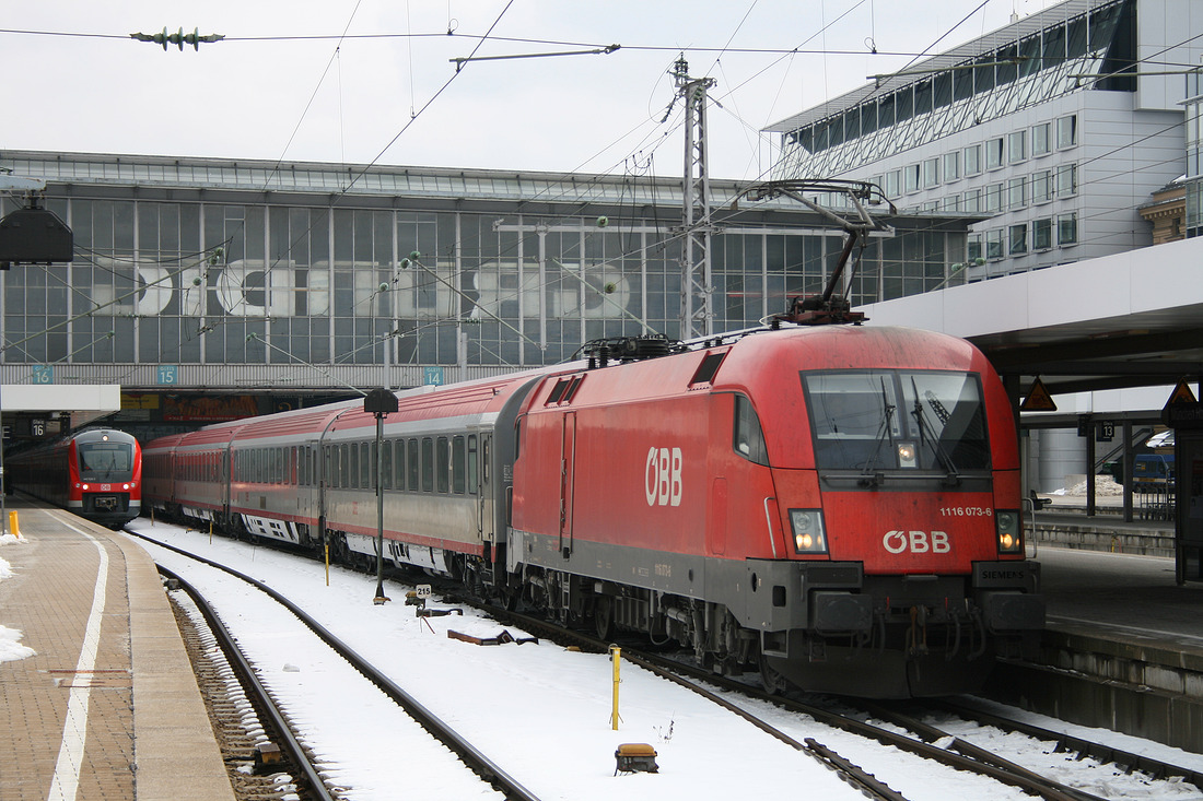 1116 073 mit EC 113 Klagenfurt Hbf - Siegen, dokumentiert am 15. März 2010 im Münchener Hauptbahnhof.