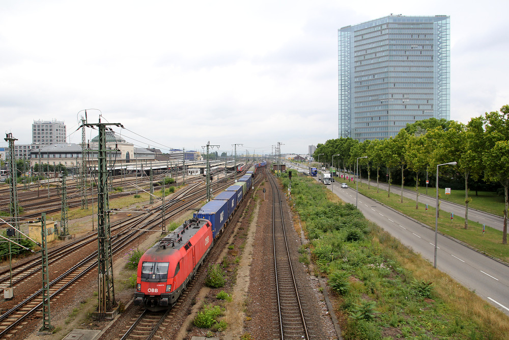 1116 074 passiert über die Güterumgehungsgleise den Mannheimer Hauptbahnhof.
Aufnahmedatum: 10. Juli 2014.