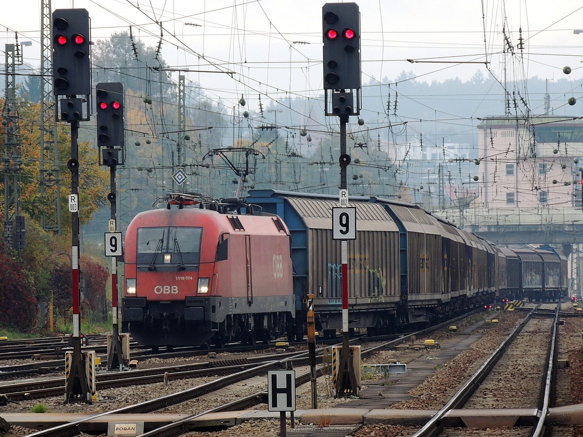 1116 074 schl�ngelt sich mit dem  Audizug  durch den Nebelverhangenen Passauer-Hauptbahnhof in Richtung �sterreich; 131012