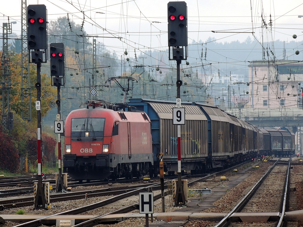 1116 074 schlngelt sich mit dem  Audizug  durch den Nebelverhangenen Passauer-Hauptbahnhof in Richtung sterreich; 131012