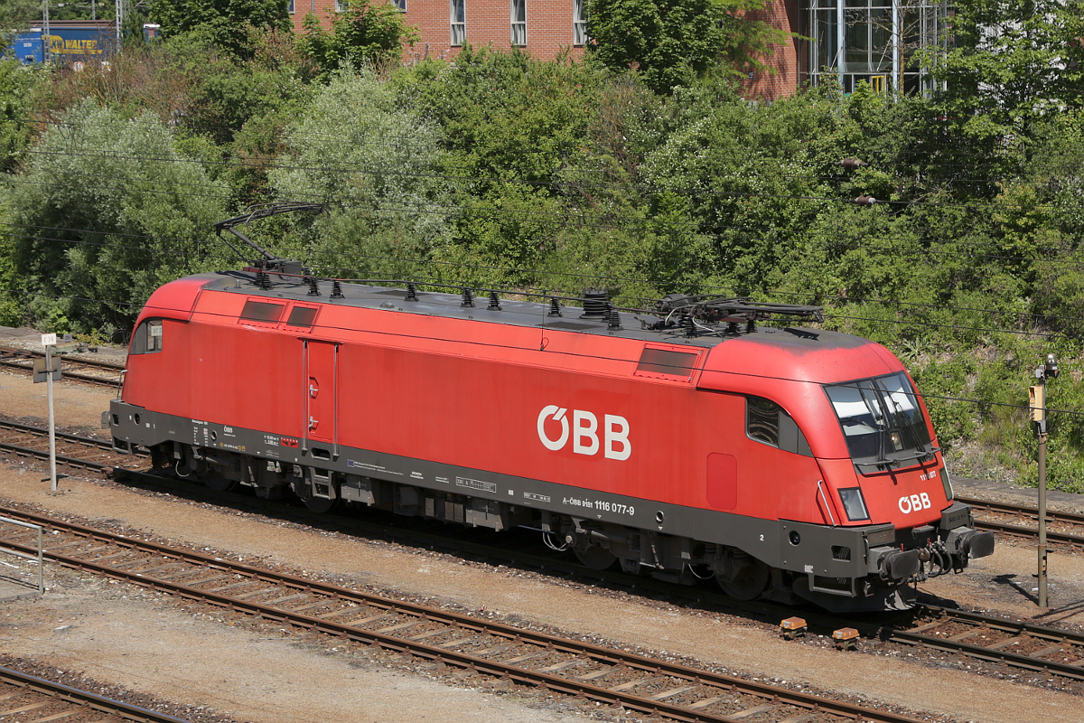 1116 077-9 verläßt das Bw am Rangierbahnhof München Nord, 07.06.2014