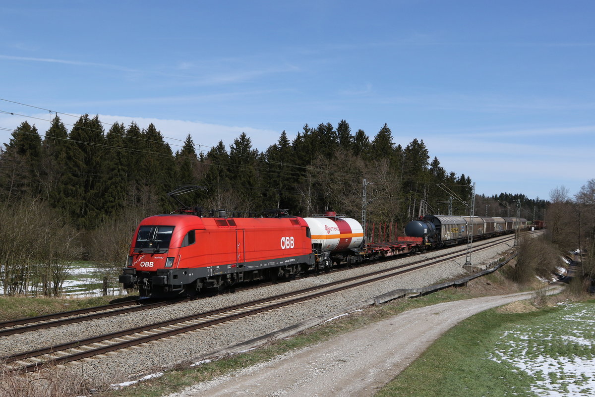 1116 077  Christof  mit einem  Mischer  aus Salzburg kommend am 9. April 2021 bei Grabenstätt im Chiemgau.