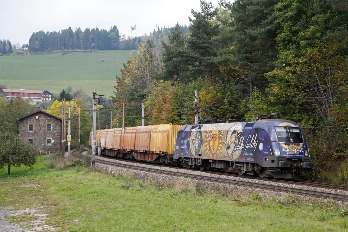 1116 077 (Galileo-Michelangelo) mit Güterzug kurz vor dem Bahnhof Klamm-Schottwien am  6.10.2014.