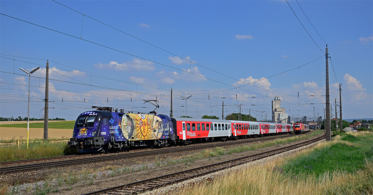 1116 077  Michelangelo/Galile  mal auf der Ostbahn in Gramatneusiedl mit REX 7620 nach Deutschkreutz, im Hintergrund ist 1116 063 mit REX 7627 Ri. Bratislava-Petrzalka, 16.07.2014