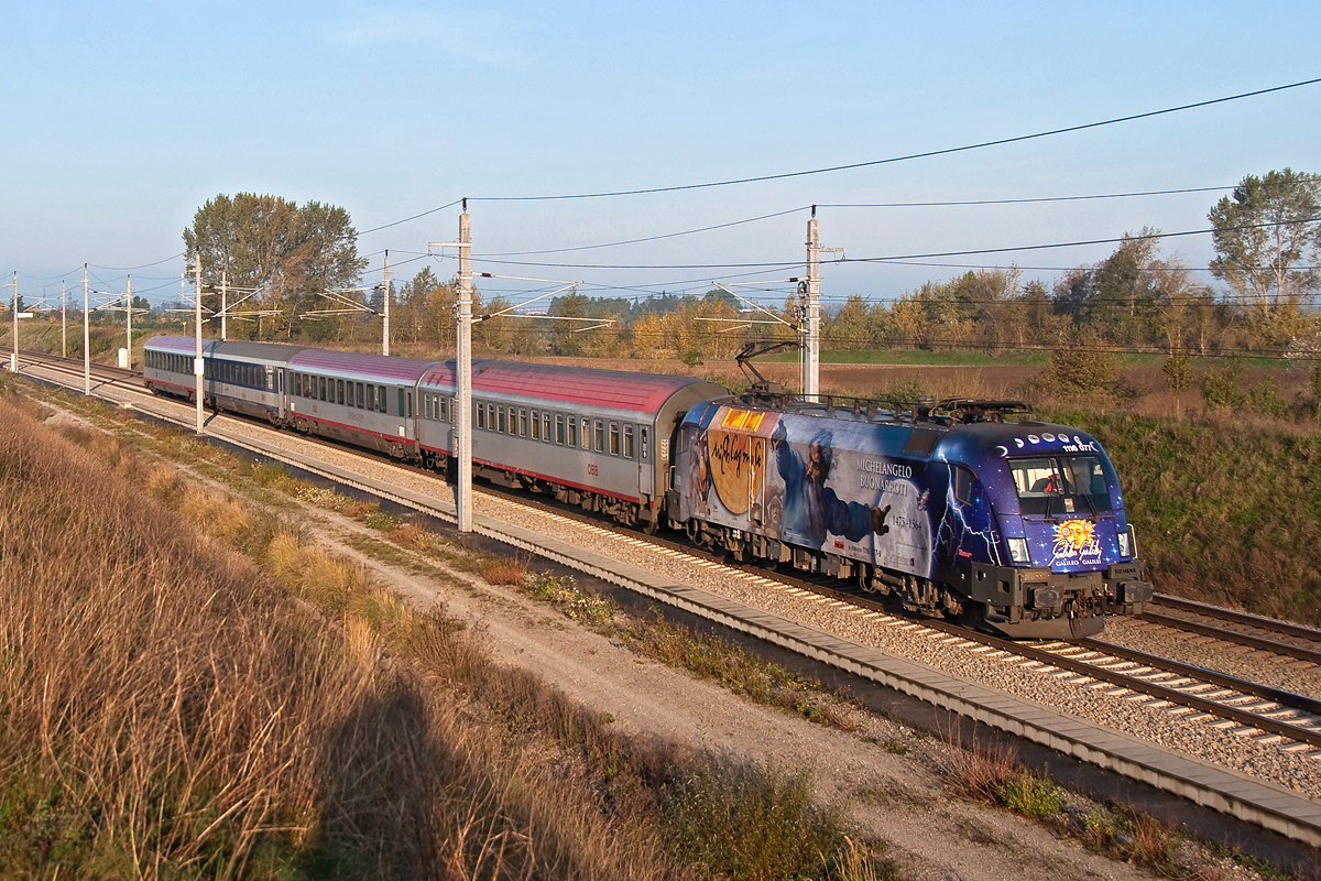 1116 077  Michelangelo/Galileo , ist mit dem an diesem Morgen recht kurz ausgefallenen EN 491 nur mehr wenige Kilometer vom Endbahnhof in Wien Westbahnhof entfernt. Die Aufnahme am 18.10.2014 kurz vor Chorherrn.