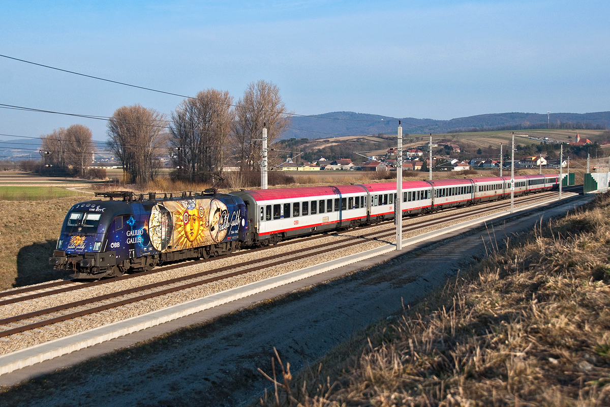 1116 077  Michelangelo/Galileo , unterwegs mit IC 740 von Wien nach Salzburg. Die Aufnahme entstand im Tullnerfeld kurz nach dem Verlassen des Wienerwaldtunnels bei Chorherrn, am 10.03.2015.