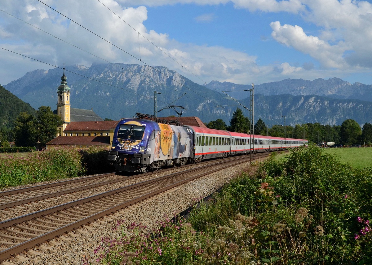 1116 077 mit einem EC nach München am 08.08.2014 bei Niederaudorf. 