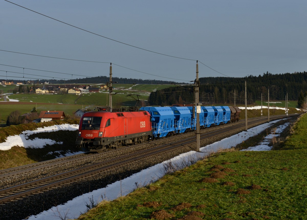 1116 077 mit einem kurzen Gterzug am 24.12.2012 bei Pndorf.