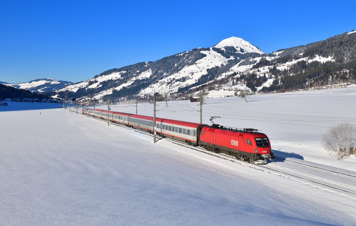 1116 077 mit IC 515 am 12.02.2022 bei Kirchberg in Tirol.