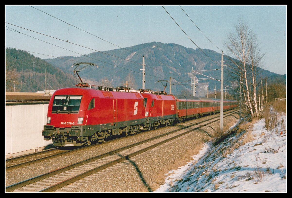 1116 078 + 1116 099 mit IC537 bei Niklasdorf am 9.02.2003.