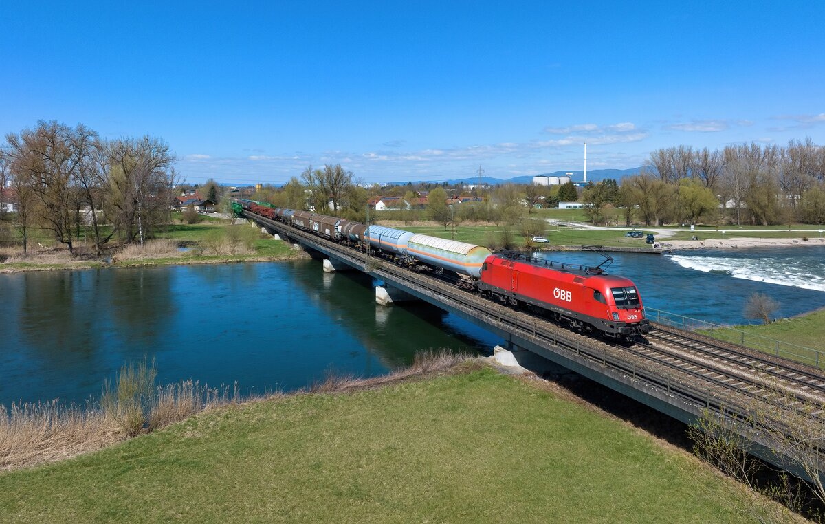 1116 078 mit einem Güterzug am 05.04.2023 bei Plattling.