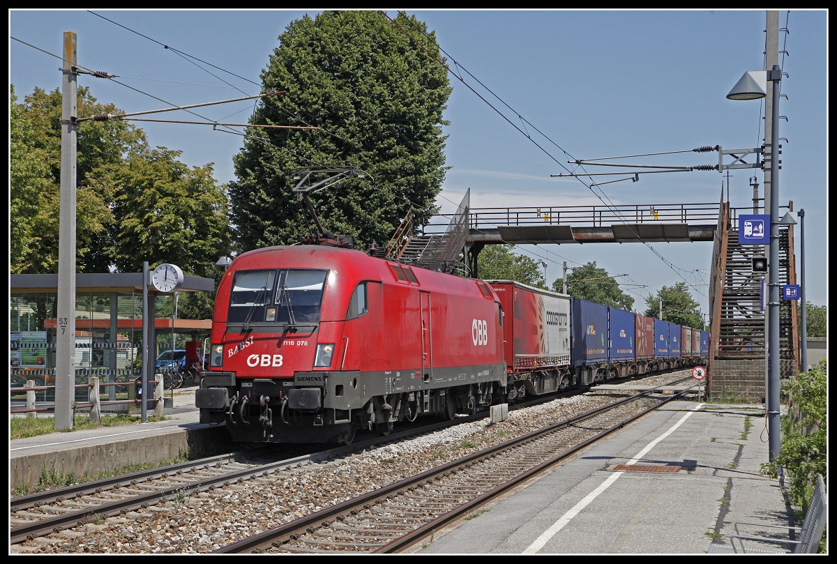 1116 078 mit Güterzug in Jedenspeigen am 4.07.2018.