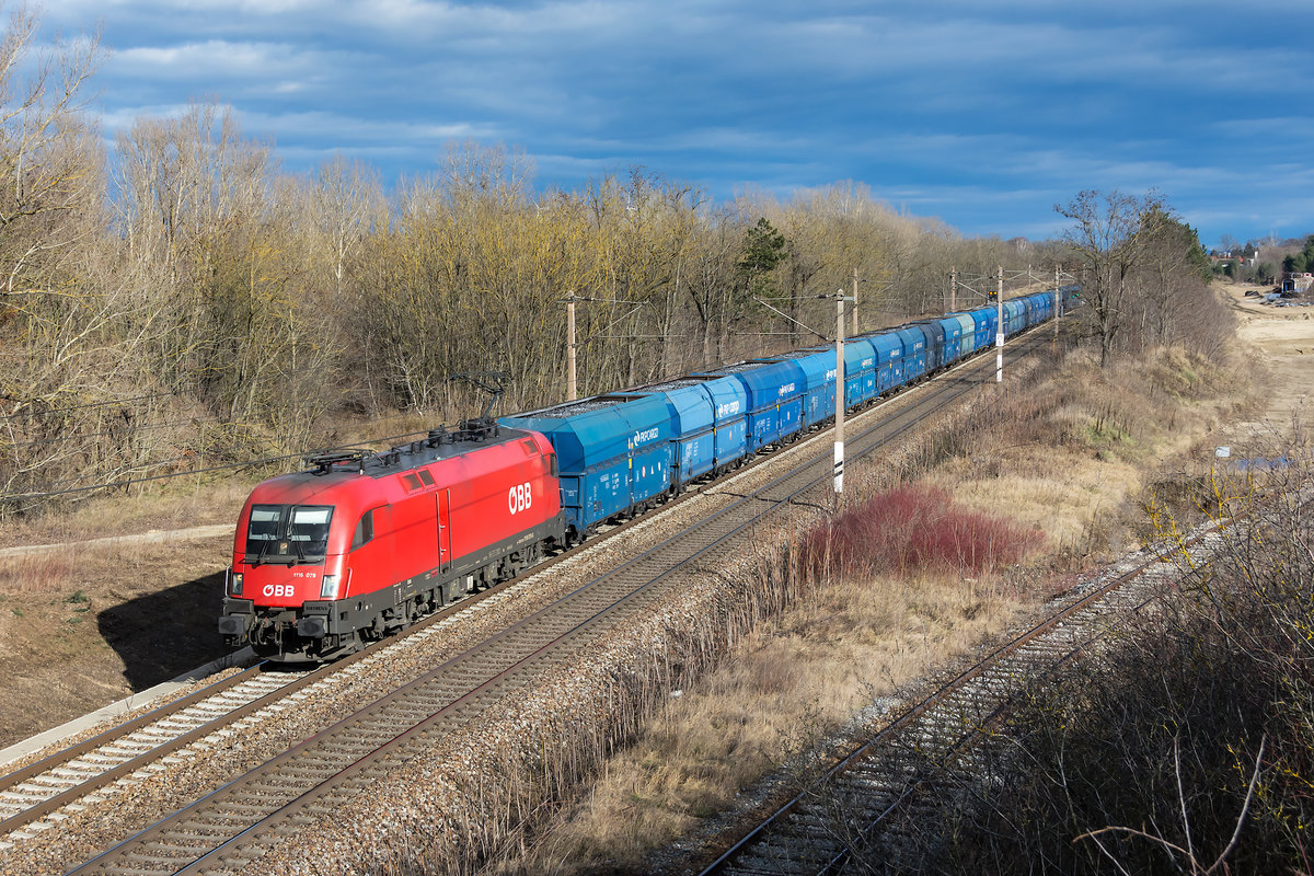 1116 079 war am 04.02.2021 mit einem Kohlenganzzug in Richtung Wien unterwegs. Die Aufnahme entstand zwischen Strasshof und Deutsch Wagram.