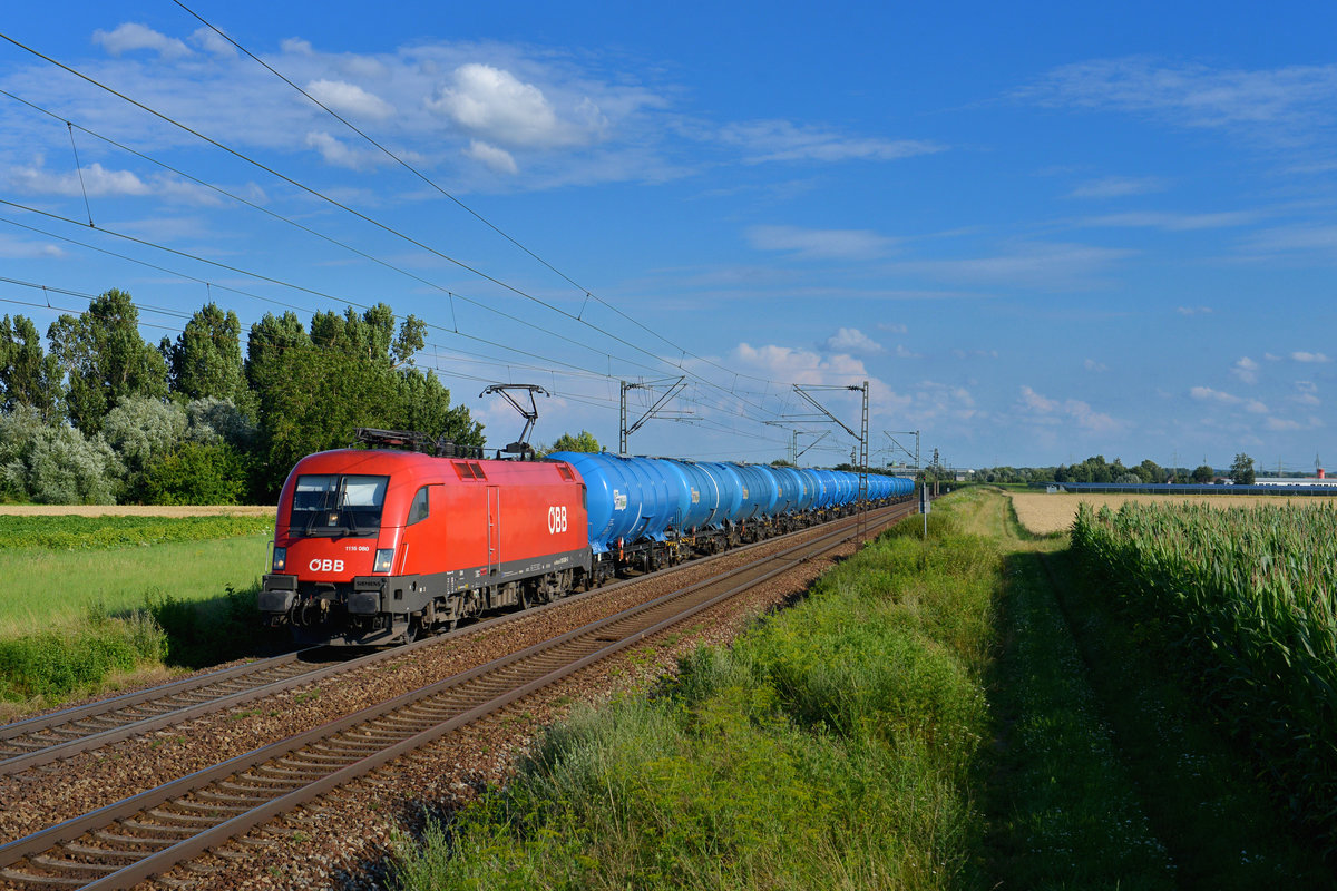 1116 080 mit einem Kesselzug am 18.07.2016 bei Plattling. 