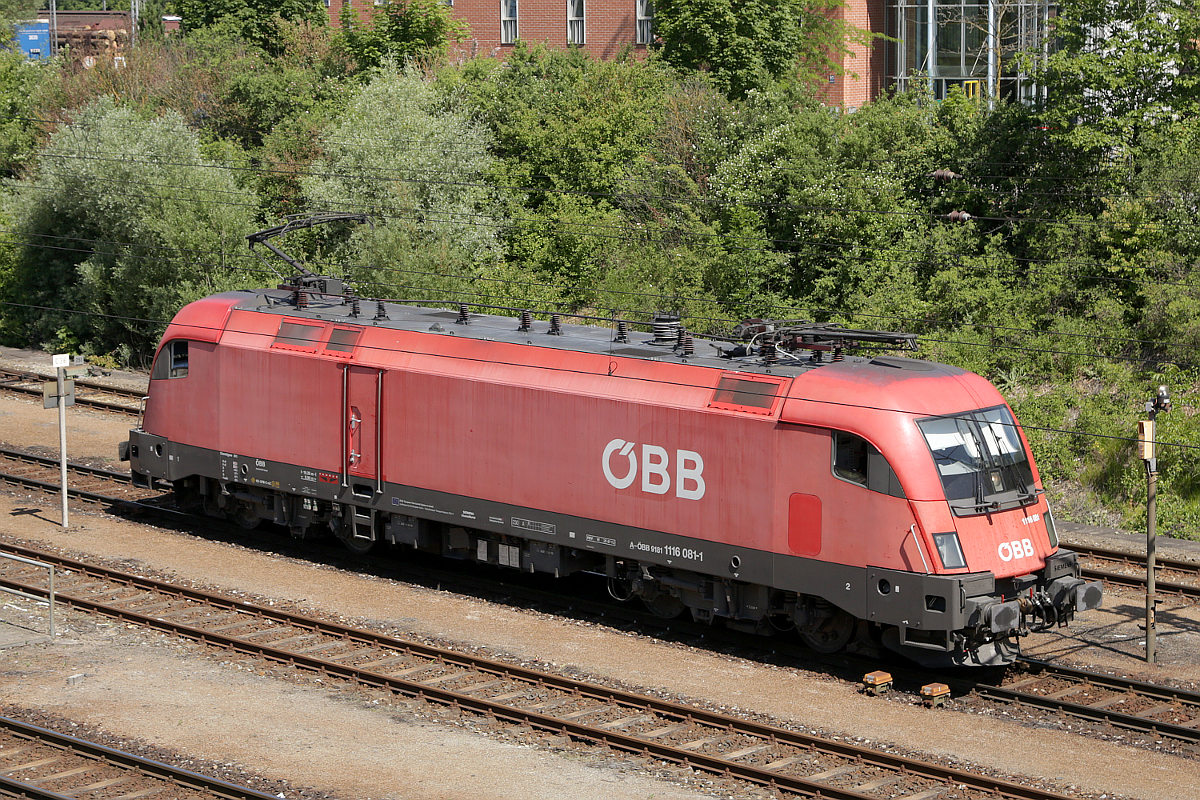 1116 081-1 mit schon sehr verwaschenem Lack verlässt das BW am Rangierbahnhof München Nord, 07.06.2014
