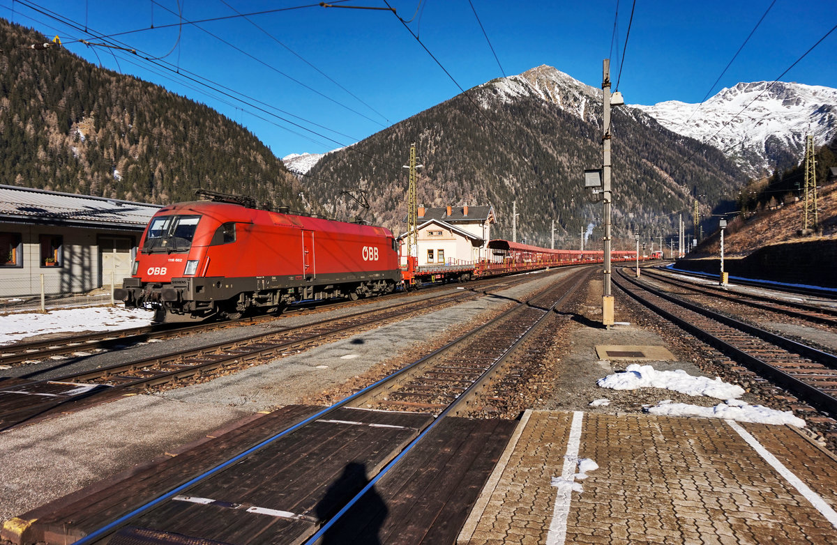 1116 082-9 fährt mit der ASTB 9609 aus Böckstein, in den Bahnhof Mallnitz-Obervellach ein.
Aufgenommen am 15.2.2017.