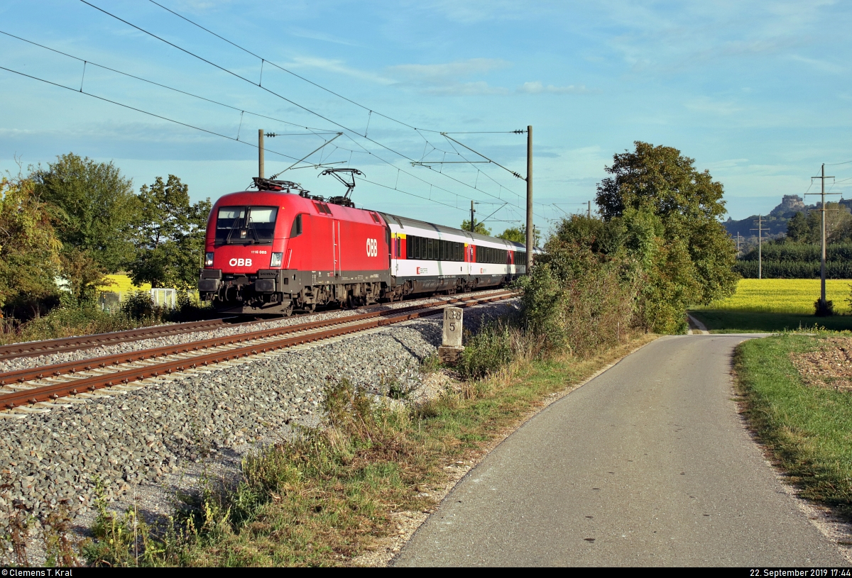 1116 085-2 (Siemens ES64U2) ÖBB als IC 184 (Linie 87) bzw. RE 50184 (RE87) von Zürich HB (CH) nach Stuttgart Hbf (D) fährt in Engen-Welschingen auf der Bahnstrecke Offenburg–Singen (Schwarzwaldbahn (Baden) | KBS 720).
[22.9.2019 | 17:44 Uhr]