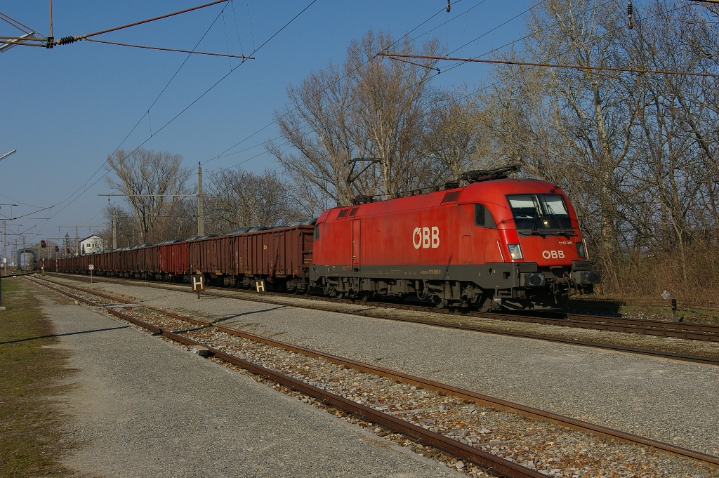 1116 086 mit Güterzug am 12. März 2014 im Bf Münchendorf