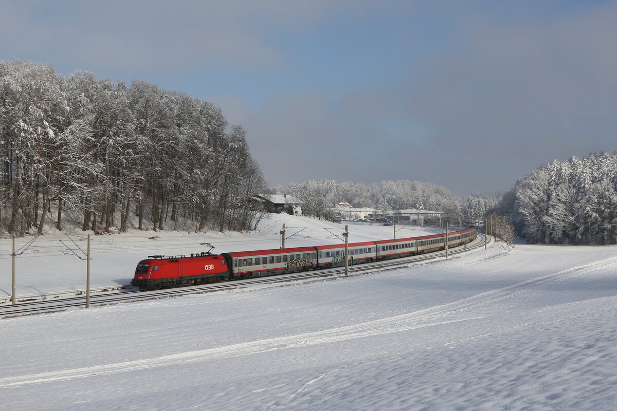 1116 087 mit dem  EC 114  aus Klagenfurt kommend am 13. Januar 2024 bei Axdorf im Chiemgau.