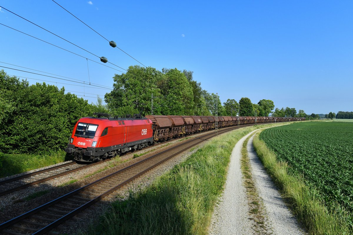 1116 087 mit einem Güterzug am 13.06.2019 bei Langenisarhofen. 