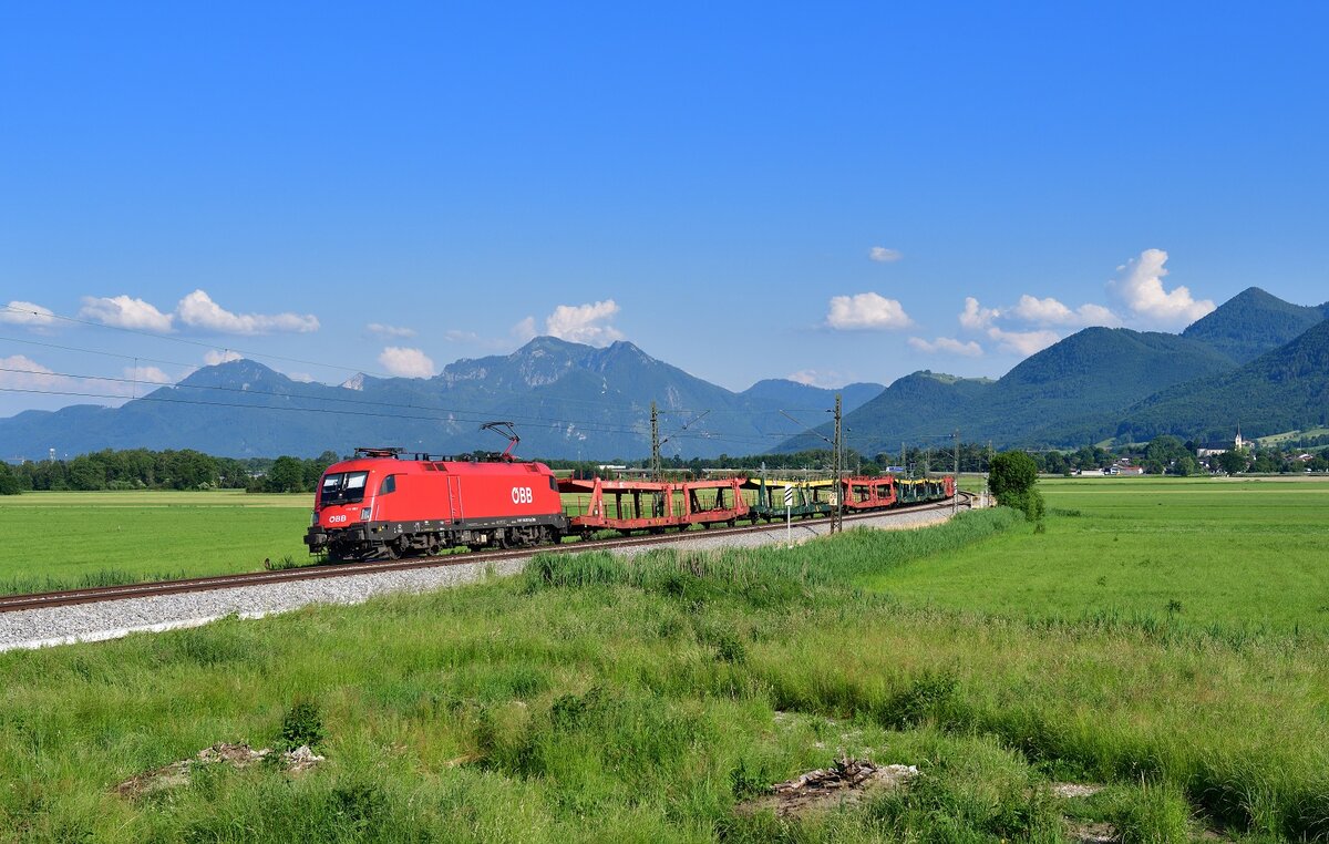 1116 087 mit einem leeren Autozug am 17.06.2021 bei Bernau am Chiemsee.