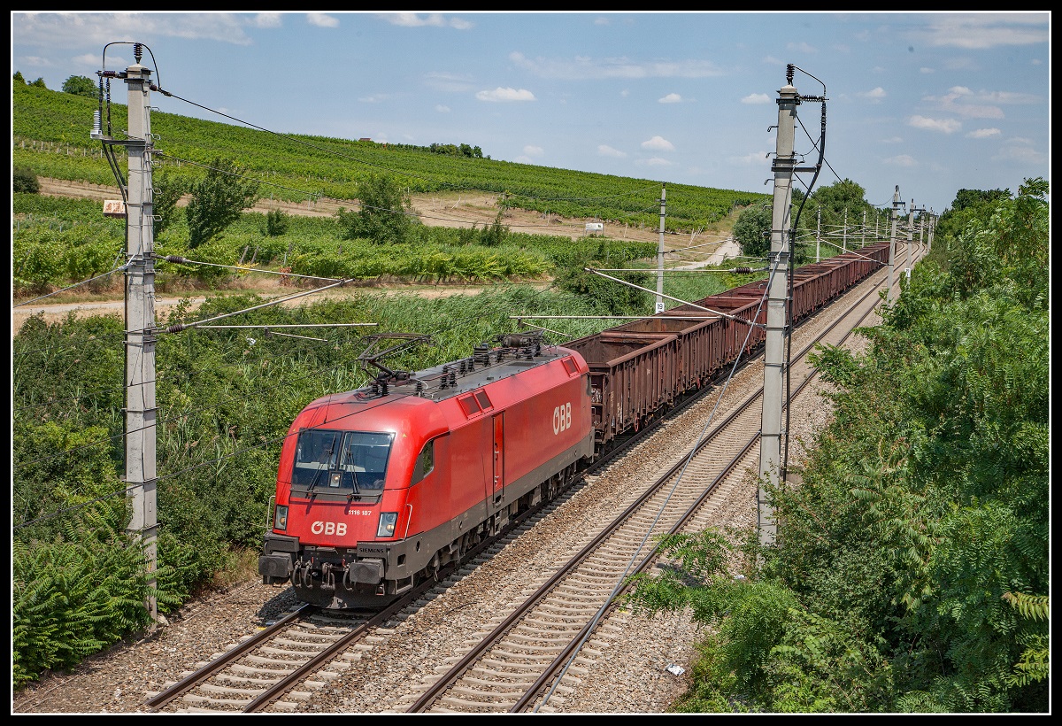 1116 087 mit Güterzug bei Gundramsdorf - Thallern am 18.06.2018.